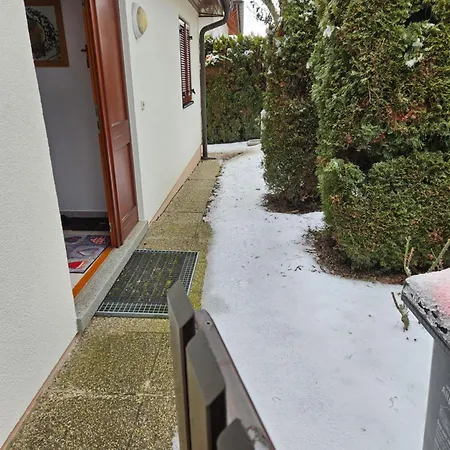 House Near Castle Park بيت للعطل آيزنشتات
